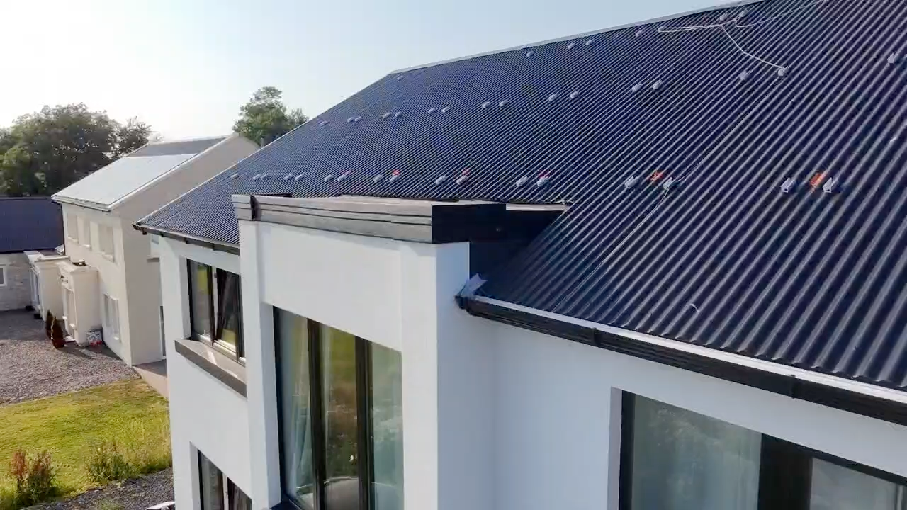 Side profile of a CCRM lightweight roof over projecting bay